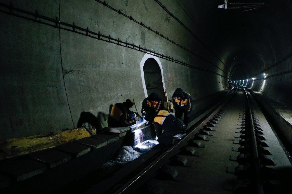 金山铁路运营隧道病害现状